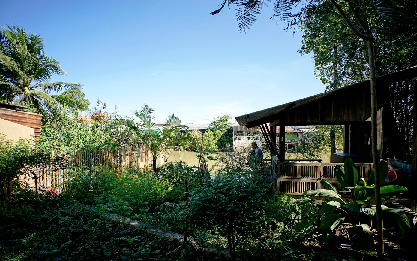 Toàn bộ cấu trúc bằng gỗ của ngôi nhà được tái sử dụng từ khung của một ngôi nhà cũ ở địa phương. Toàn bộ cấu trúc bằng gỗ của ngôi nhà được tái sử dụng từ khung của một ngôi nhà cũ ở địa phương.