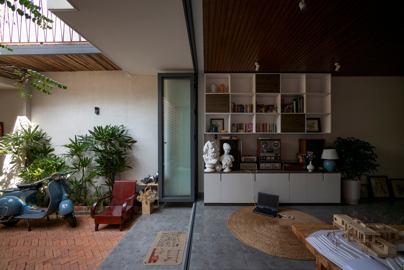 Phòng khách có tầm nhìn bao quát hết mọi không gian trong nhà.