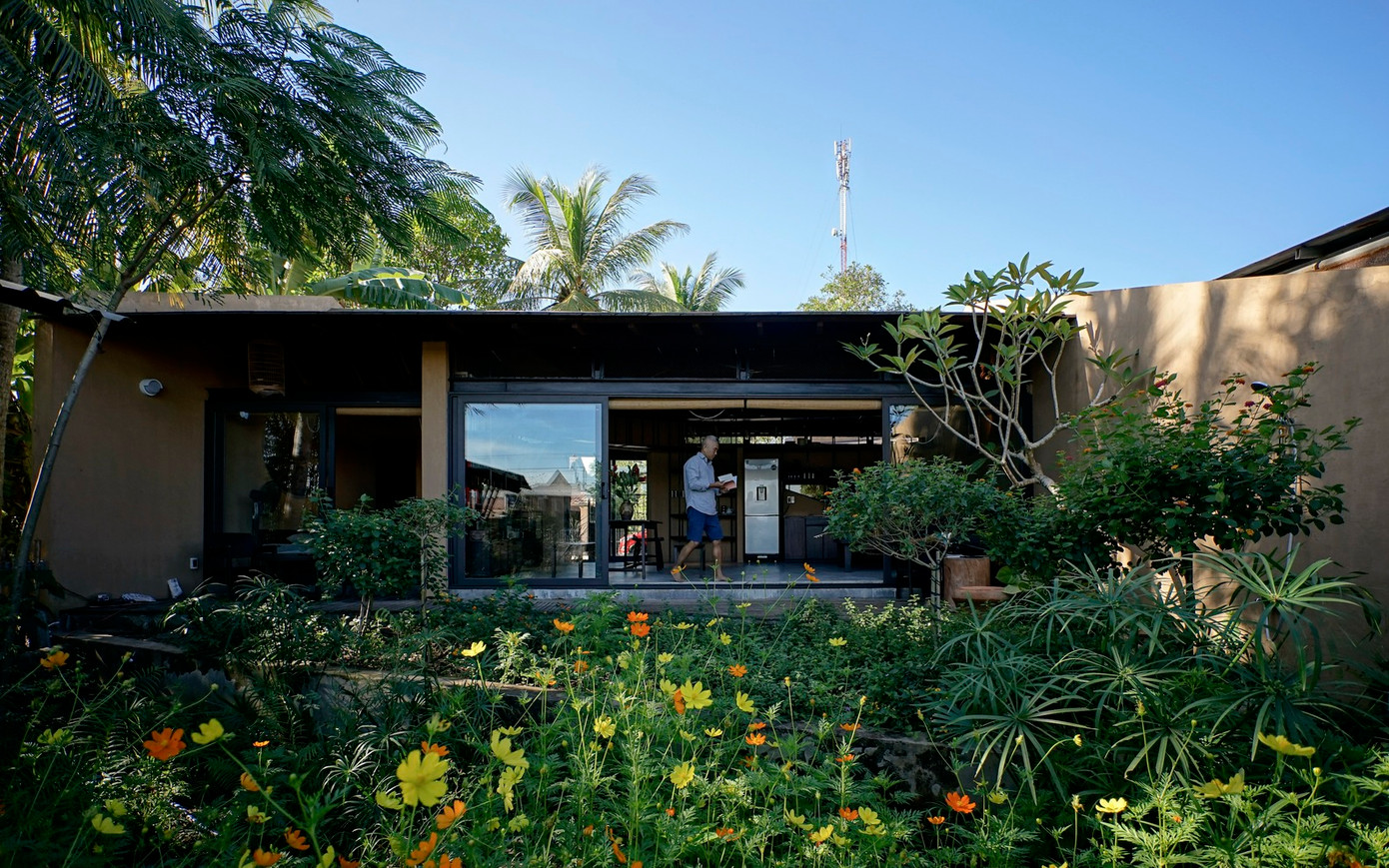 Toàn bộ cấu trúc bằng gỗ của ngôi nhà được tái sử dụng từ khung của một ngôi nhà cũ ở địa phương. Toàn bộ cấu trúc bằng gỗ của ngôi nhà được tái sử dụng từ khung của một ngôi nhà cũ ở địa phương.