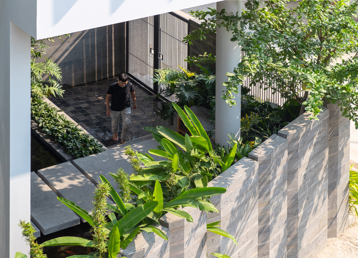 KTS sử dụng các giải pháp tạo hình, thông gió và chiếu sáng khéo léo để truyền tải hơi thở của kiến trúc nhiệt đới hài hòa giữa nội và ngoại thất. KTS sử dụng các giải pháp tạo hình, thông gió và chiếu sáng khéo léo để truyền tải hơi thở của kiến trúc nhiệt đới hài hòa giữa nội và ngoại thất.