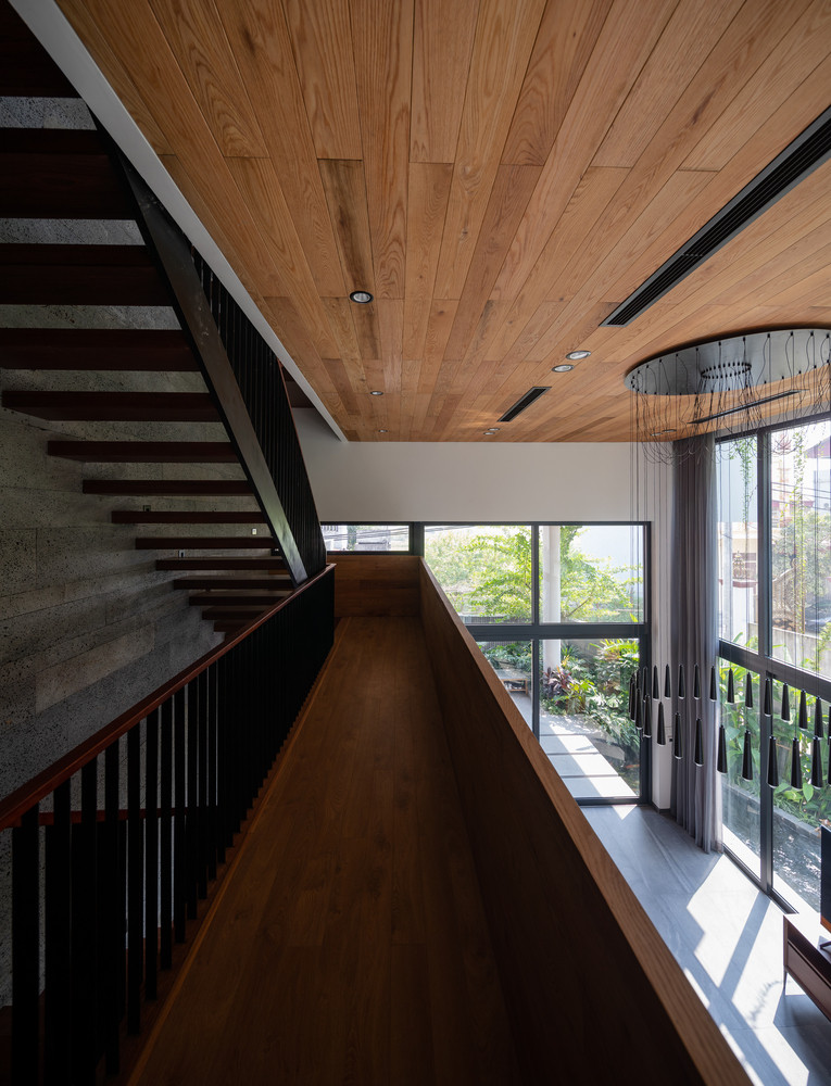 Trục giao thông trong nhà được bố trí ở vị trí trung tâm và gọn nhất có thể để dành cho khu vực gần hướng gió chính nhất, cũng như ánh sáng và cây xanh cho các chức năng quan trọng khác. Trục giao thông trong nhà được bố trí ở vị trí trung tâm và gọn nhất có thể để dành cho khu vực gần hướng gió chính nhất, cũng như ánh sáng và cây xanh cho các chức năng quan trọng khác.