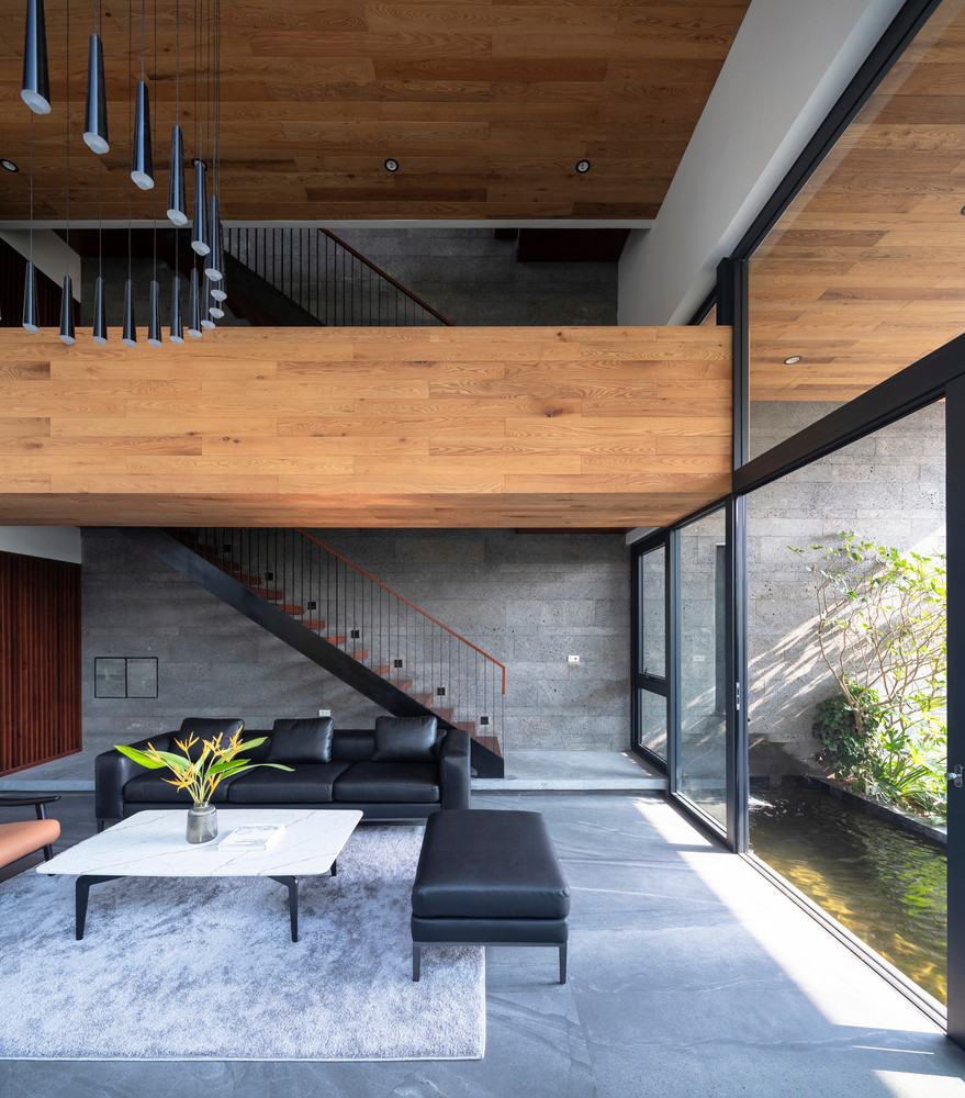 Các khối đá ong lớn được ốp vào bức tường chính của ngôi nhà, đóng vai trò như một vách ngăn giữa ngôi nhà và công trình bên cạnh. Đây cũng là mảng tường điểm nhấn từ tầng 1 lên mái, nơi có trục giao thông đứng kết nối các tầng của ngôi nhà. Các khối đá ong lớn được ốp vào bức tường chính của ngôi nhà, đóng vai trò như một vách ngăn giữa ngôi nhà và công trình bên cạnh. Đây cũng là mảng tường điểm nhấn từ tầng 1 lên mái, nơi có trục giao thông đứng kết nối các tầng của ngôi nhà.