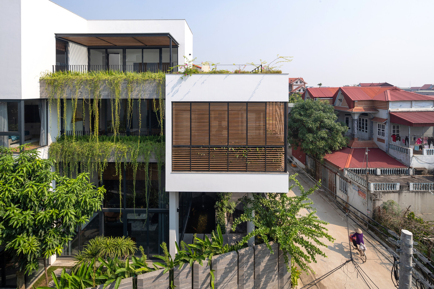 Hàng rào xung quanh ngôi nhà được chuyển tiếp hợp lý, chạy theo bức tường chính từ sau nhà và kết thúc ở lối vào phía trước. Hàng rào xung quanh ngôi nhà được chuyển tiếp hợp lý, chạy theo bức tường chính từ sau nhà và kết thúc ở lối vào phía trước.