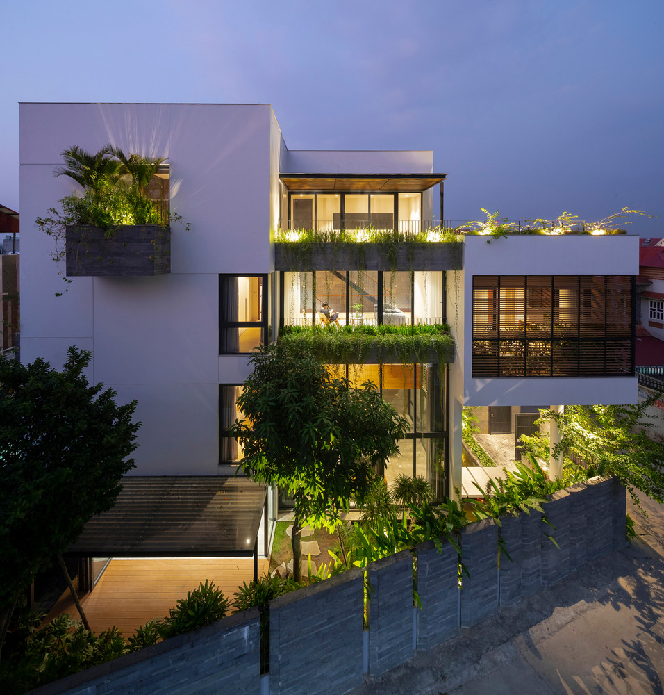 KTS tính toán tỷ lệ đá theo chiều dài và hẹp vì đá ong vẫn chiếm ưu thế. Mục đích là tạo cho hàng rào cảm giác rộng rãi, tỉ mỉ đến từng chi tiết, đối lập với các khối chức năng chính được sơn trắng. KTS tính toán tỷ lệ đá theo chiều dài và hẹp vì đá ong vẫn chiếm ưu thế. Mục đích là tạo cho hàng rào cảm giác rộng rãi, tỉ mỉ đến từng chi tiết, đối lập với các khối chức năng chính được sơn trắng.