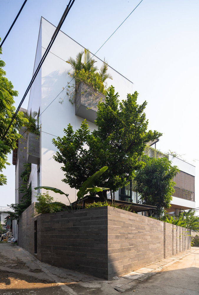 Nhóm KTS ưu tiên sử dụng đá ong xám là loại vật liệu tự nhiên của địa phương trong hầu hết các không gian của ngôi nhà. Nhóm KTS ưu tiên sử dụng đá ong xám là loại vật liệu tự nhiên của địa phương trong hầu hết các không gian của ngôi nhà.