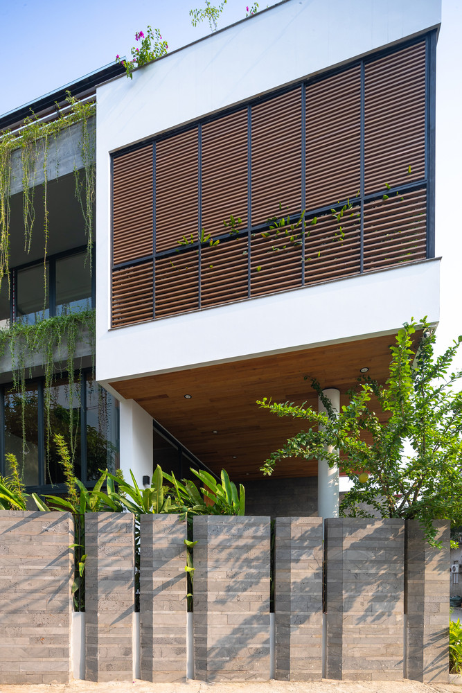 Các khối đá ong lớn được ốp vào bức tường chính của ngôi nhà, đóng vai trò như một vách ngăn giữa ngôi nhà và công trình bên cạnh. Đây cũng là mảng tường điểm nhấn từ tầng 1 lên mái, nơi có trục giao thông đứng kết nối các tầng của ngôi nhà. Các khối đá ong lớn được ốp vào bức tường chính của ngôi nhà, đóng vai trò như một vách ngăn giữa ngôi nhà và công trình bên cạnh. Đây cũng là mảng tường điểm nhấn từ tầng 1 lên mái, nơi có trục giao thông đứng kết nối các tầng của ngôi nhà.