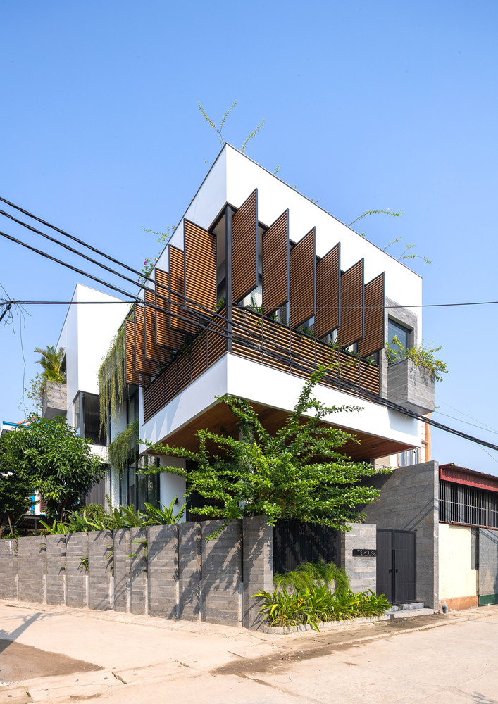 Thấu hiểu được mong muốn của gia chủ, các kiến trúc sư của HA&A Design đã thiết kế ngôi nhà có hướng gió chính theo mặt thoáng thứ 3 chạy từ trước ra sau. Thấu hiểu được mong muốn của gia chủ, các kiến trúc sư của HA&A Design đã thiết kế ngôi nhà có hướng gió chính theo mặt thoáng thứ 3 chạy từ trước ra sau.