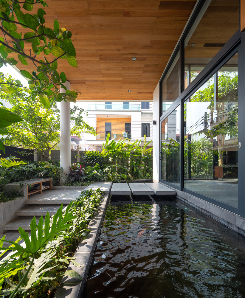 Nhờ sự sáng tạo trong thiết kế, ngôi nhà đã được phát sóng trên VTV3 trong chuyên mục giải pháp kiến trúc xanh và vinh dự được đề cử cho Giải thưởng công trình xây dựng của năm lần thứ 14 - do tạp chí kiến trúc ArchDaily tổ chức. Nhờ sự sáng tạo trong thiết kế, ngôi nhà đã được phát sóng trên VTV3 trong chuyên mục giải pháp kiến trúc xanh và vinh dự được đề cử cho Giải thưởng công trình xây dựng của năm lần thứ 14 - do tạp chí kiến trúc ArchDaily tổ chức.