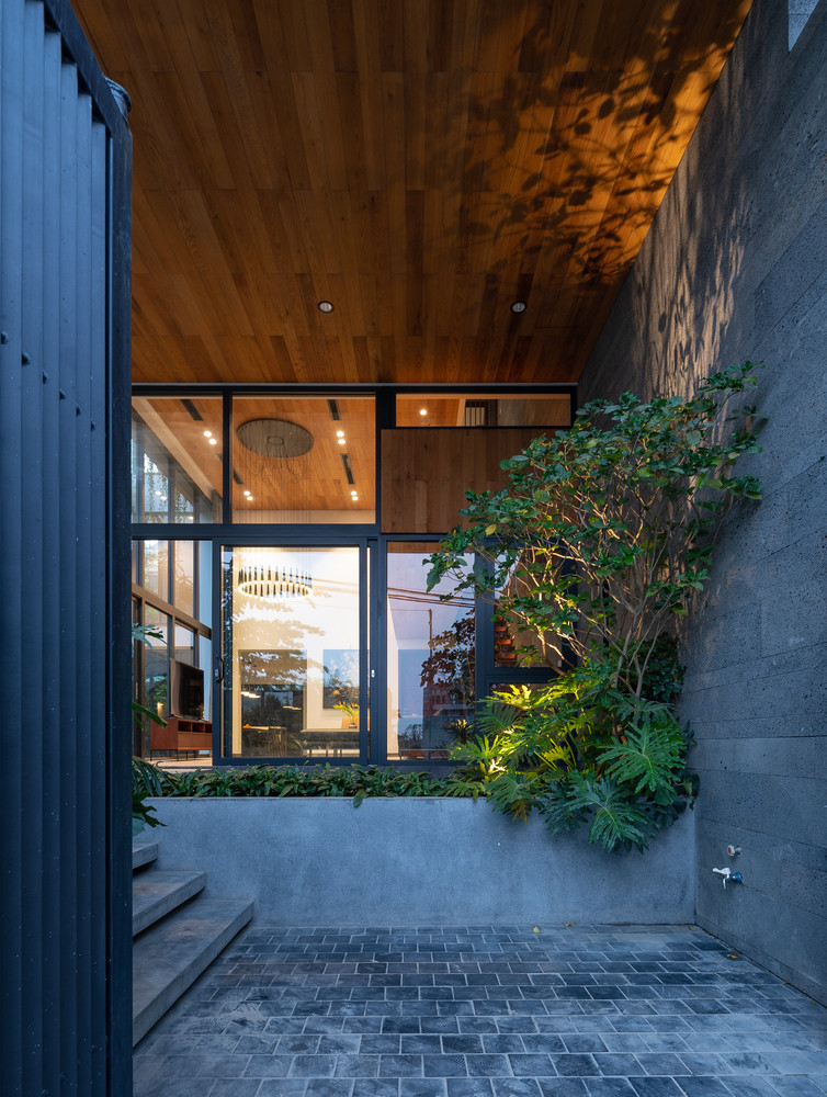 Với màu đặc trưng của vật liệu đá ong xám kết hợp với các mảng xanh, mặt nước, cùng với các mặt trần và hành lang sử dụng vật liệu gỗ tự nhiên, ngôi nhà trở thành một bức tranh hài hòa và gần gũi với thiên nhiên. Với màu đặc trưng của vật liệu đá ong xám kết hợp với các mảng xanh, mặt nước, cùng với các mặt trần và hành lang sử dụng vật liệu gỗ tự nhiên, ngôi nhà trở thành một bức tranh hài hòa và gần gũi với thiên nhiên.