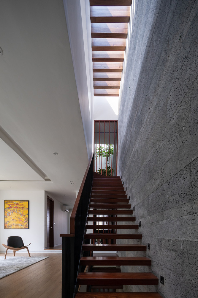 Trục giao thông trong nhà được bố trí ở vị trí trung tâm và gọn nhất có thể để dành cho khu vực gần hướng gió chính nhất, cũng như ánh sáng và cây xanh cho các chức năng quan trọng khác. Trục giao thông trong nhà được bố trí ở vị trí trung tâm và gọn nhất có thể để dành cho khu vực gần hướng gió chính nhất, cũng như ánh sáng và cây xanh cho các chức năng quan trọng khác.