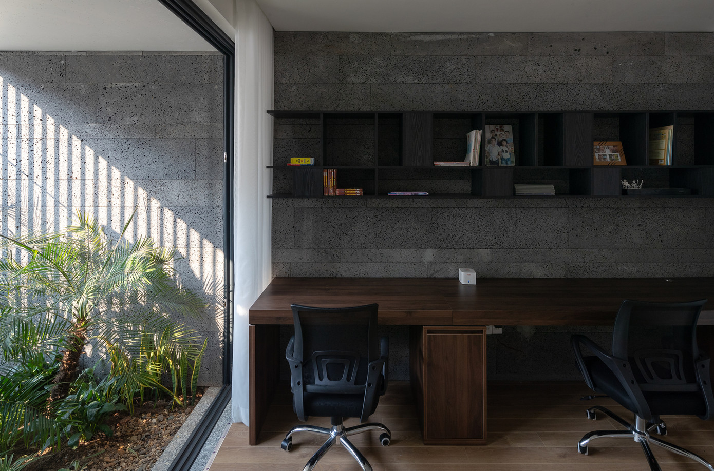 KTS cũng sử dụng vật liệu đá ong tự nhiên làm sợi dây kết nối các khối chức năng ở mặt tiền, là cầu nối giữa sự gần gũi của địa phương với cuộc sống hiện đại. KTS cũng sử dụng vật liệu đá ong tự nhiên làm sợi dây kết nối các khối chức năng ở mặt tiền, là cầu nối giữa sự gần gũi của địa phương với cuộc sống hiện đại.