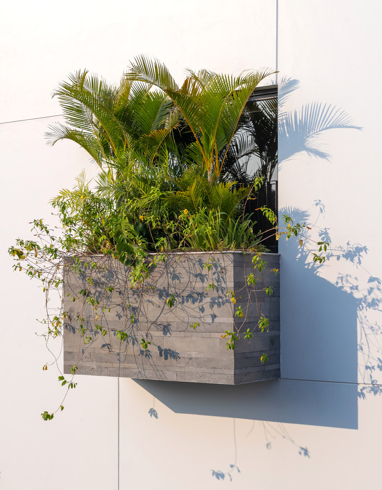 Với màu đặc trưng của vật liệu đá ong xám kết hợp với các mảng xanh, mặt nước, cùng với các mặt trần và hành lang sử dụng vật liệu gỗ tự nhiên, ngôi nhà trở thành một bức tranh hài hòa và gần gũi với thiên nhiên. Với màu đặc trưng của vật liệu đá ong xám kết hợp với các mảng xanh, mặt nước, cùng với các mặt trần và hành lang sử dụng vật liệu gỗ tự nhiên, ngôi nhà trở thành một bức tranh hài hòa và gần gũi với thiên nhiên.