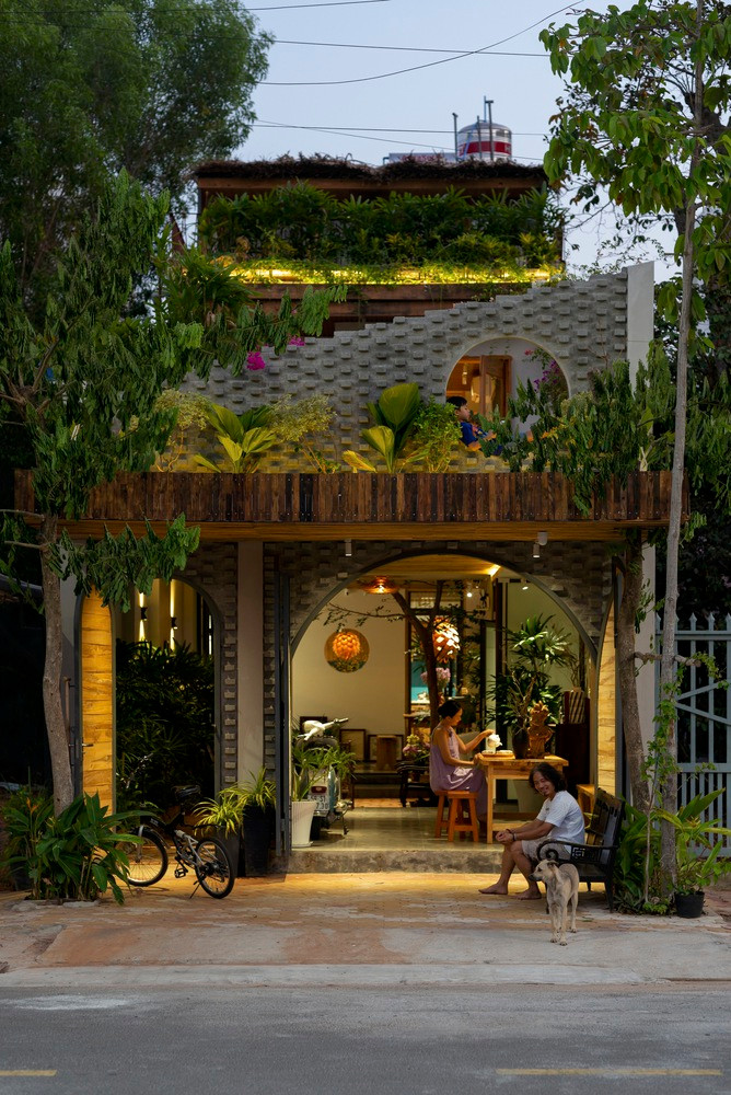 Để thực hiện ước mơ của mình, gia chủ đã tự xây dựng ngôi nhà của riêng mình một mảnh đất nhỏ được bao quanh bởi những bức tường cũ.