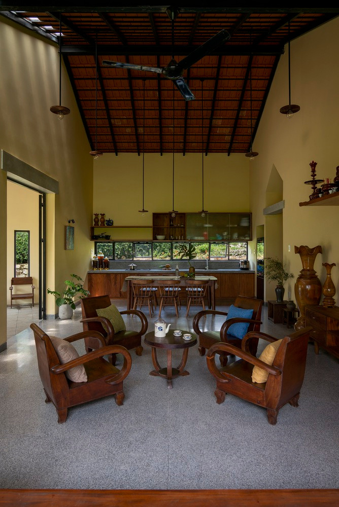 Sau khi hoàn thành, ngôi nhà tạo cho người nhìn cảm giác bên ngoài đơn giản, hoang sơ, bên trong nội thất tiện nghi bất ngờ.