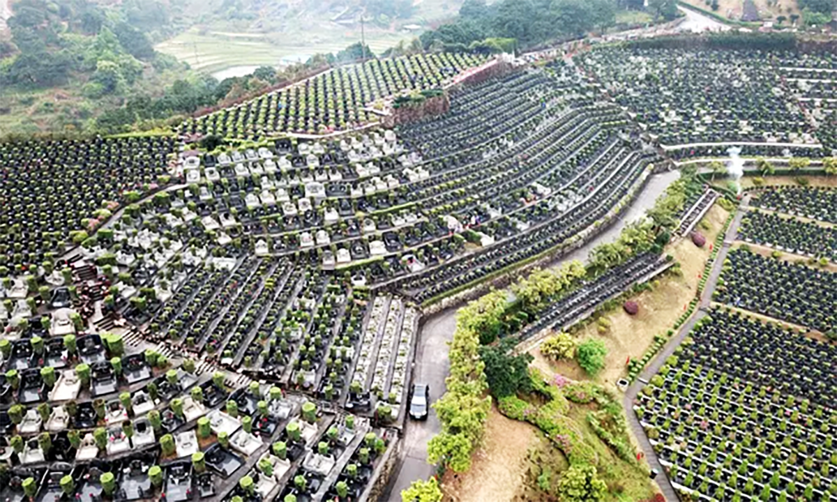 Giá đất nghĩa trang tăng, kéo theo hàng loạt dịch vụ ăn theo cũng tăng lên chóng mặt. (Ảnh: Chinanews.com)