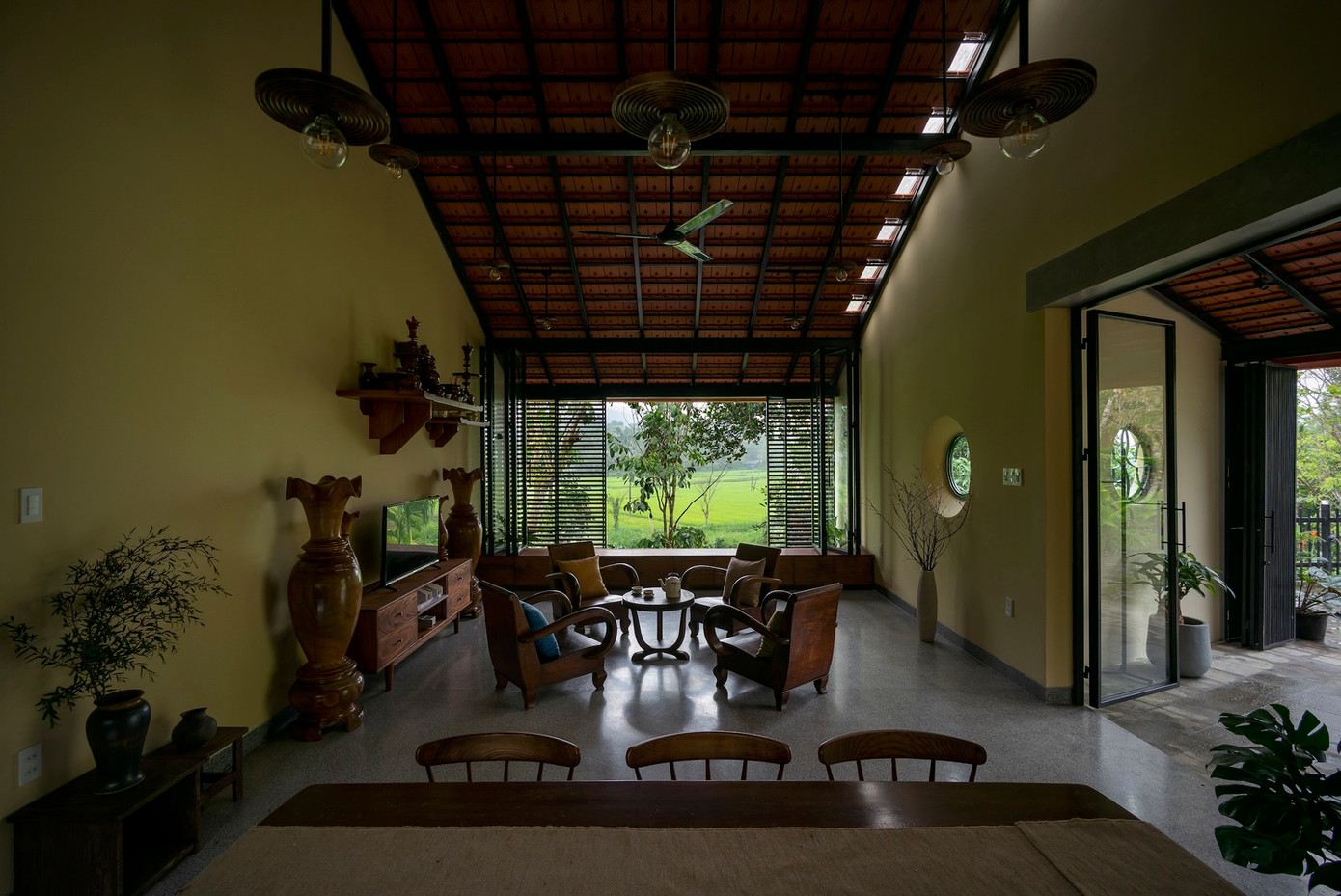 Trong khi hai khối thấp hơn là không gian cho ba phòng ngủ, thì khối cao nhất bao gồm phòng khách, nhà bếp và khu vực ăn uống. Hai khối bên dùng làm nhà để xe và phòng tắm.