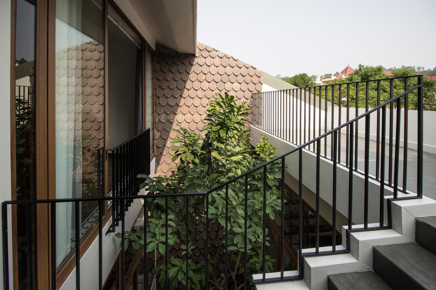 Các không gian trống hoạt động như bộ điều áp, cho phép mỗi phòng trong nhà tiếp cận ánh sáng và gió nhiều hơn trong ngày. Các không gian trống hoạt động như bộ điều áp, cho phép mỗi phòng trong nhà tiếp cận ánh sáng và gió nhiều hơn trong ngày.