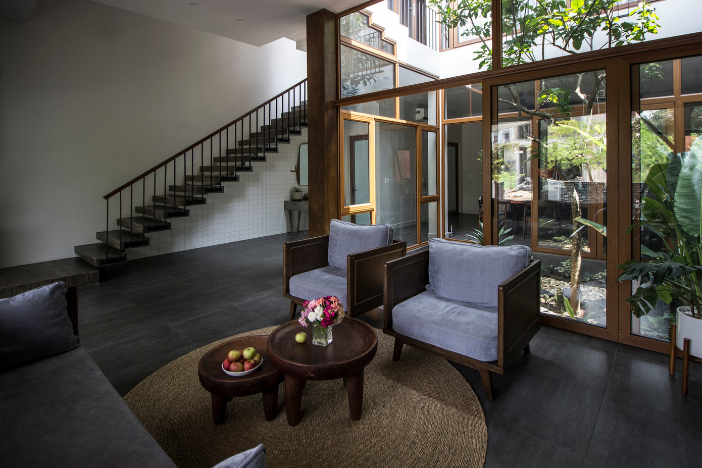 Dựa trên những ký ức tuổi thơ của gia chủ, các kiến trúc sư đã lên phương án thiết kế ngôi nhà với những chi tiết giống với ngôi nhà cũ của gia đình. Đó là một ngôi nhà có vỏ mộc mạc như ngôi nhà truyền thống của vùng đồng bằng Bắc Bộ, kết hợp với các chi tiết hiện đại. Dựa trên những ký ức tuổi thơ của gia chủ, các kiến trúc sư đã lên phương án thiết kế ngôi nhà với những chi tiết giống với ngôi nhà cũ của gia đình. Đó là một ngôi nhà có vỏ mộc mạc như ngôi nhà truyền thống của vùng đồng bằng Bắc Bộ, kết hợp với các chi tiết hiện đại.