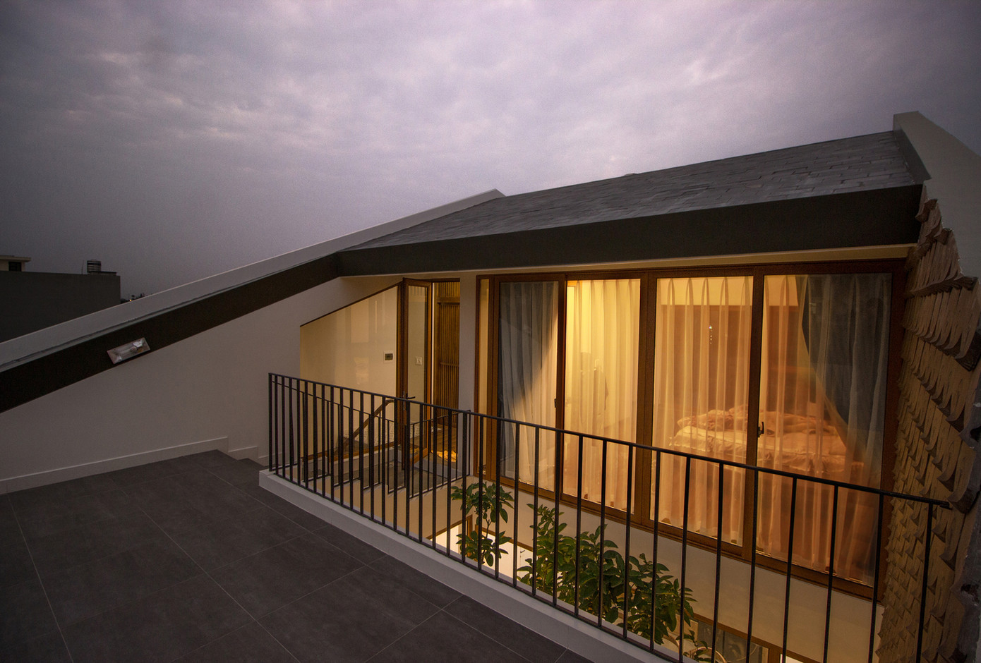 Các không gian trống hoạt động như bộ điều áp, cho phép mỗi phòng trong nhà tiếp cận ánh sáng và gió nhiều hơn trong ngày. Các không gian trống hoạt động như bộ điều áp, cho phép mỗi phòng trong nhà tiếp cận ánh sáng và gió nhiều hơn trong ngày.