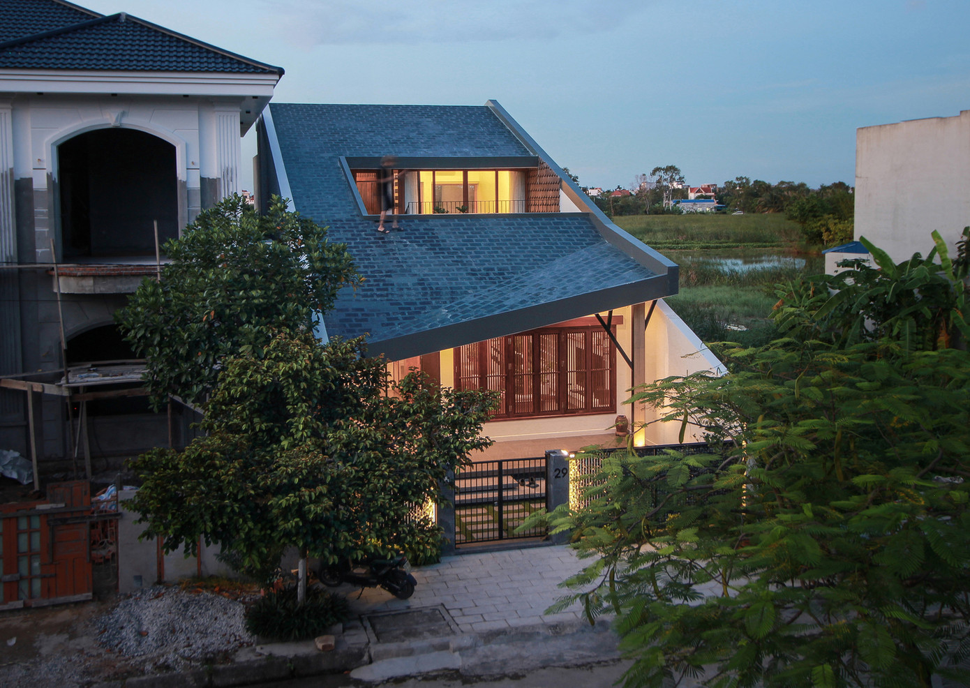 Sau khi hoàn thành, ngôi nhà mái dốc mà người con trai dành tặng mẹ mình hiện lên như một bức tranh vẽ tuyệt đẹp. Sau khi hoàn thành, ngôi nhà mái dốc mà người con trai dành tặng mẹ mình hiện lên như một bức tranh vẽ tuyệt đẹp.