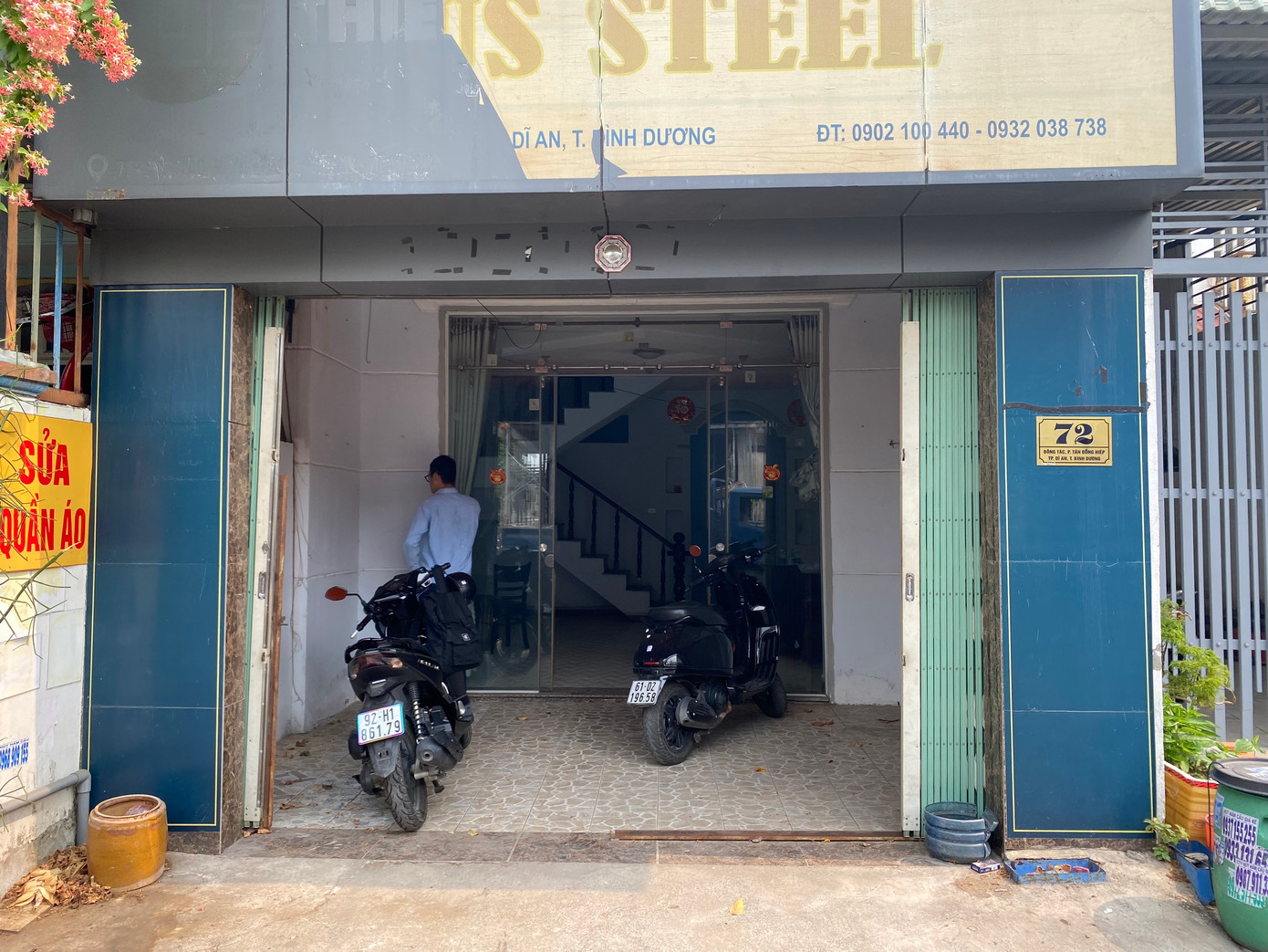 Sau khi thuê dài hạn một căn nhà 2 tầng cũ kĩ ở Đông Hòa, Dĩ An (Bình Dương), hai người trẻ đã nhờ KTS Lê Văn Cảnh giúp mình cải tạo lại ngôi nhà để sinh sống và kinh doanh.