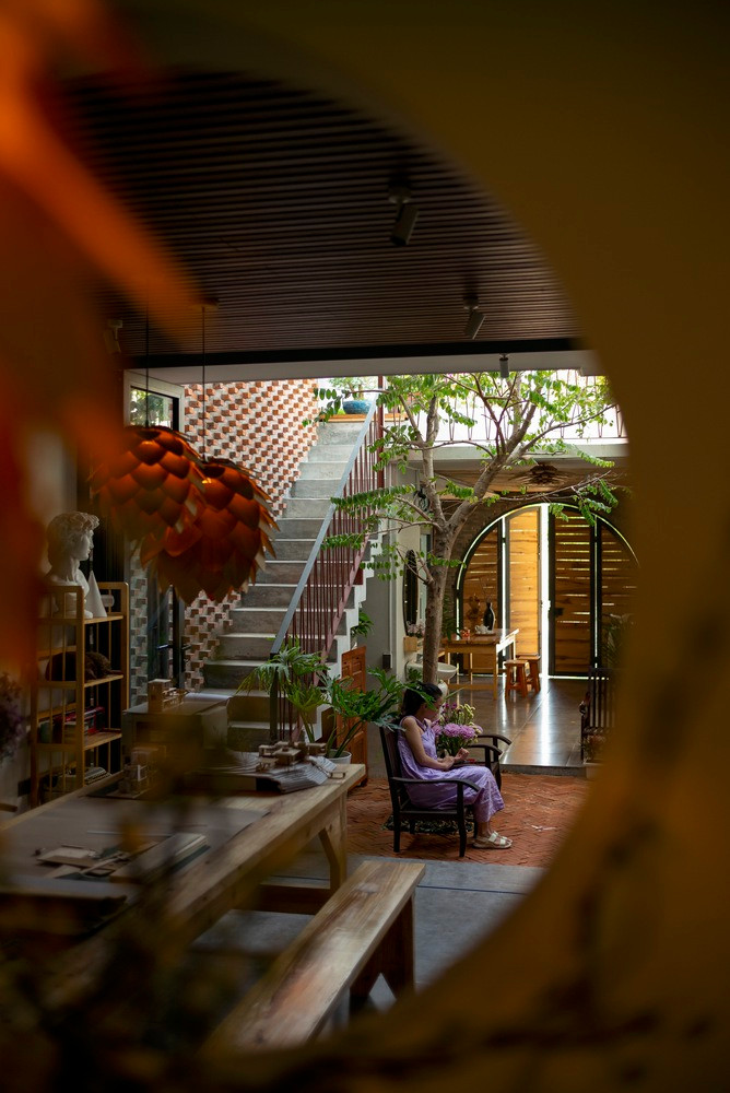 Sau khi hoàn thành, mọi không gian trong nhà hoặc ngoài sân đều trở thành chỗ vui chơi cho con trai gia chủ. Thậm chí, cậu bé còn có thể trồng rau, trèo lên mái nhà để nằm trên bãi cỏ, ngắm trăng sao và ước mơ bất cứ điều gì.