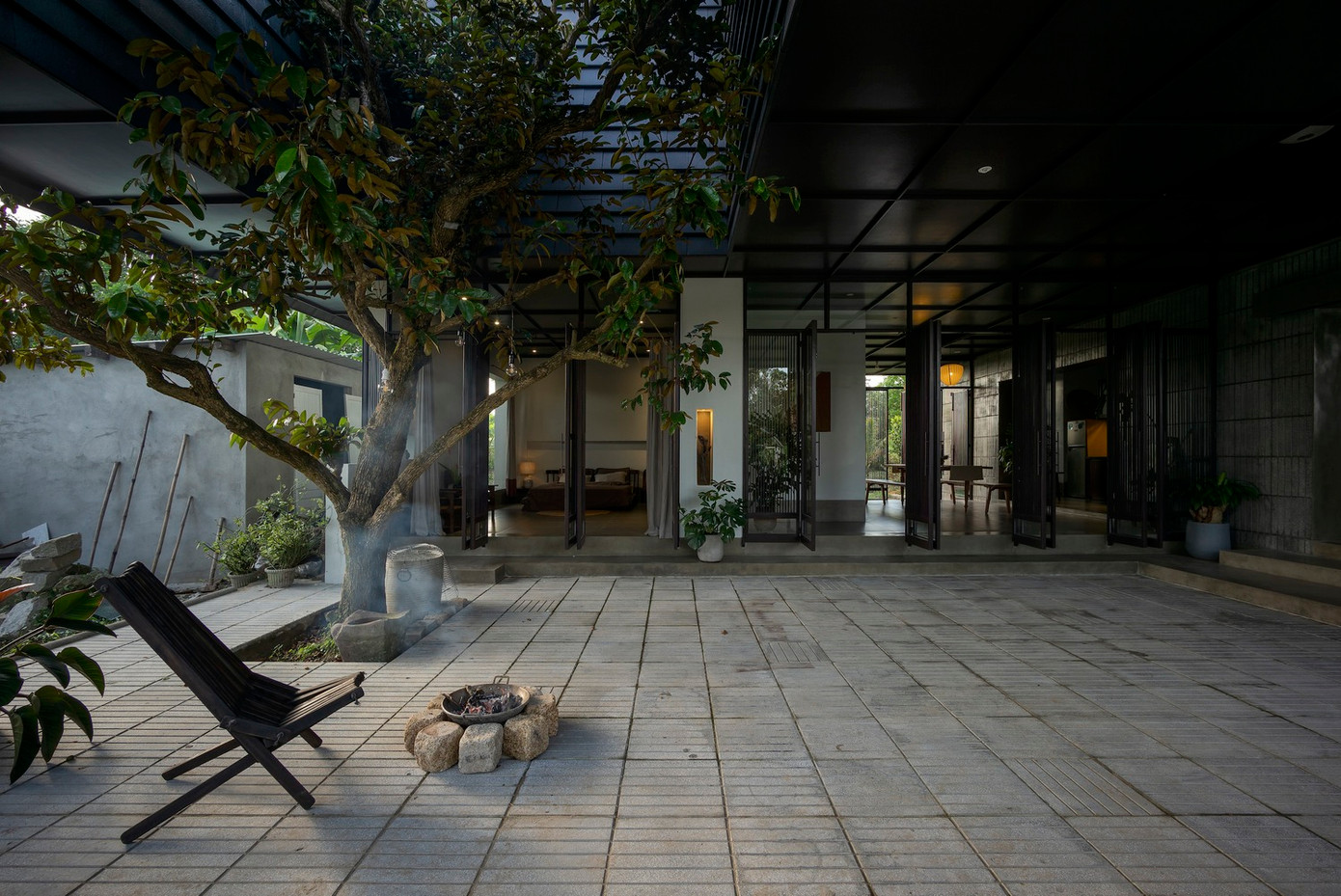 Ngôi nhà thiết kế theo phong cách nhà xưa cũ nên không gian bếp còn kiêm cả phòng khách, nơi các thành viên trong gia đình thường quây quần ăn uống, hàn huyên cùng nhau. Ngôi nhà thiết kế theo phong cách nhà xưa cũ nên không gian bếp còn kiêm cả phòng khách, nơi các thành viên trong gia đình thường quây quần ăn uống, hàn huyên cùng nhau.