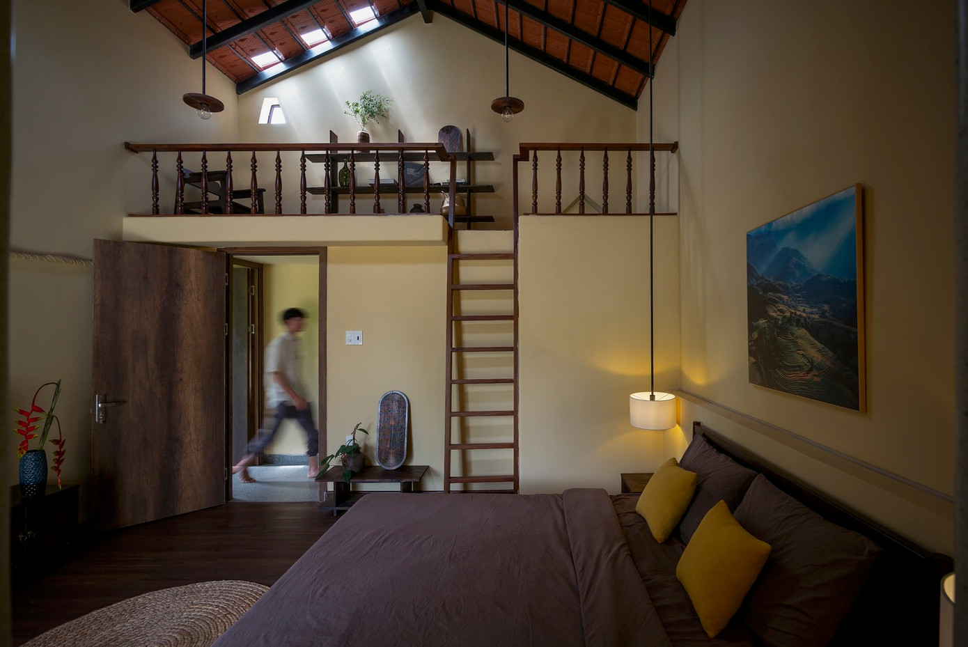 Công trình là một tổ hợp các khối nhà có độ cao mái khác nhau, được nối với nhau bằng hành lang chung nhưng vẫn đảm bảo tính riêng tư của từng gian.