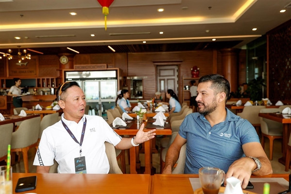 Chủ tịch VGS Group Bùi Đức Long trao đổi chuyên môn với ông Ken Kudo – đại diện Asian Development Tour trong giờ giải lao