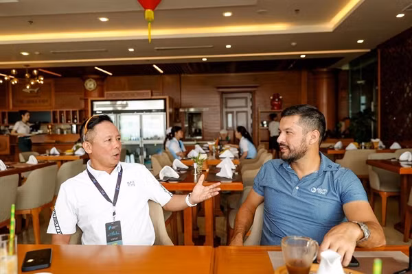 Chủ tịch VGS Group Bùi Đức Long trao đổi chuyên môn với ông Ken Kudo – đại diện Asian Development Tour trong giờ giải lao