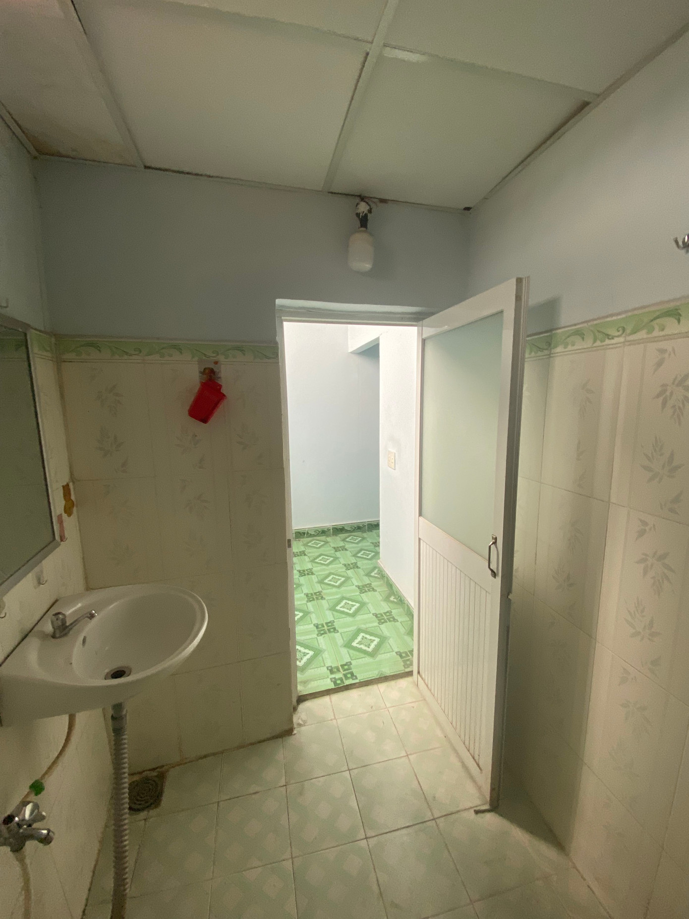 Tại khu vực nhà vệ sinh, do các thiết bị và mảng tường quá cũ nên KTS đã thay đổi toàn bộ gạch và thiết bị vệ sinh, tách riêng không gian khô và ướt của nhà vệ sinh.