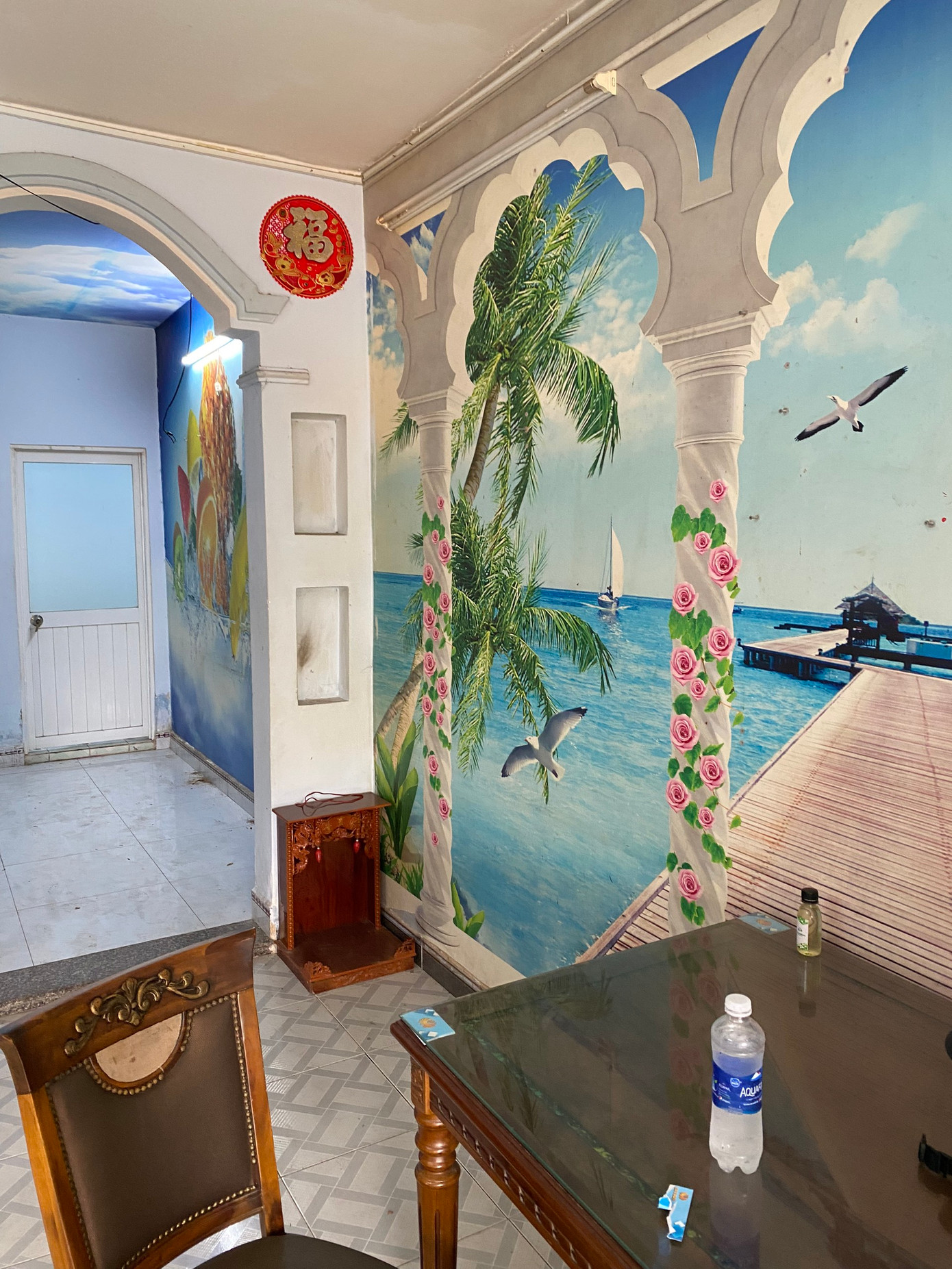 Tủ thấp kết hợp với bệ cá có hệ thủy sinh và kệ để những vật decor giúp không gian làm việc thêm phần lãng mạn.