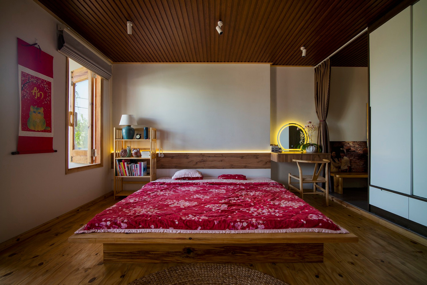 Không gian phòng ngủ giản dị với những khung cửa sổ luôn rộng mở để đón ánh nắng và gió mát.