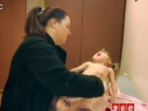 8 tuổi nhưng cha mẹ bé vẫn chăm sóc con như trẻ sơ sinh