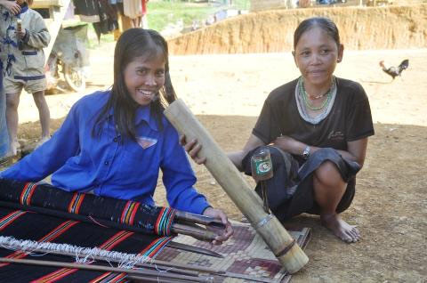 Cư dân Ka Lô cơm không đủ để ăn nhưng ống tẩu lúc nào cũng chẳng rời tay. Bình quân mỗi gia đình có từ 2-3 ống tẩu thuốc, thậm chí có hộ 10 khẩu thì có 10 cái. Thuốc lào ở Ka Lô có hương vị thơm, khó lẫn với vùng đất nào.