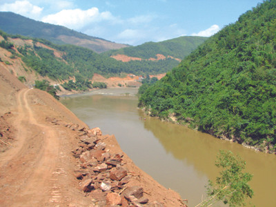 Dòng sông Mã hung dữ mà cả thời tuổi trẻ của anh thương binh Hà Văn Dân đã từng chinh phục. Ảnh: Hoàng Lam. Dòng sông Mã hung dữ mà cả thời tuổi trẻ của anh thương binh Hà Văn Dân đã từng chinh phục. Ảnh: Hoàng Lam