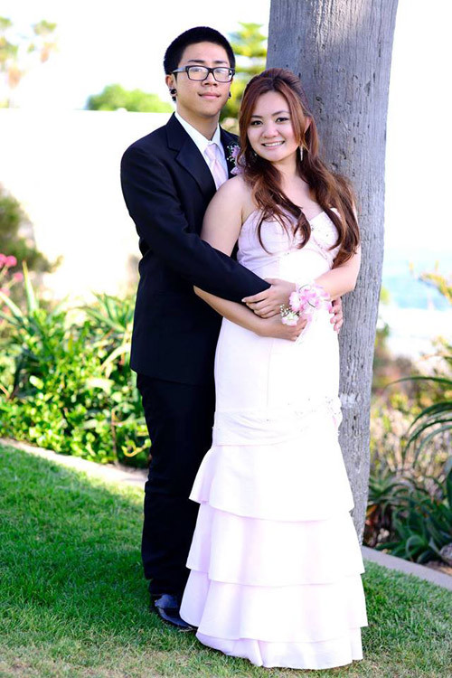 Xuân Mai mặc chiếc váy giống hệt váy cô dâu với thiết kế 3 tầng, ôm sát cơ thể, khoe đôi vai trần bên cạnh bạn trai