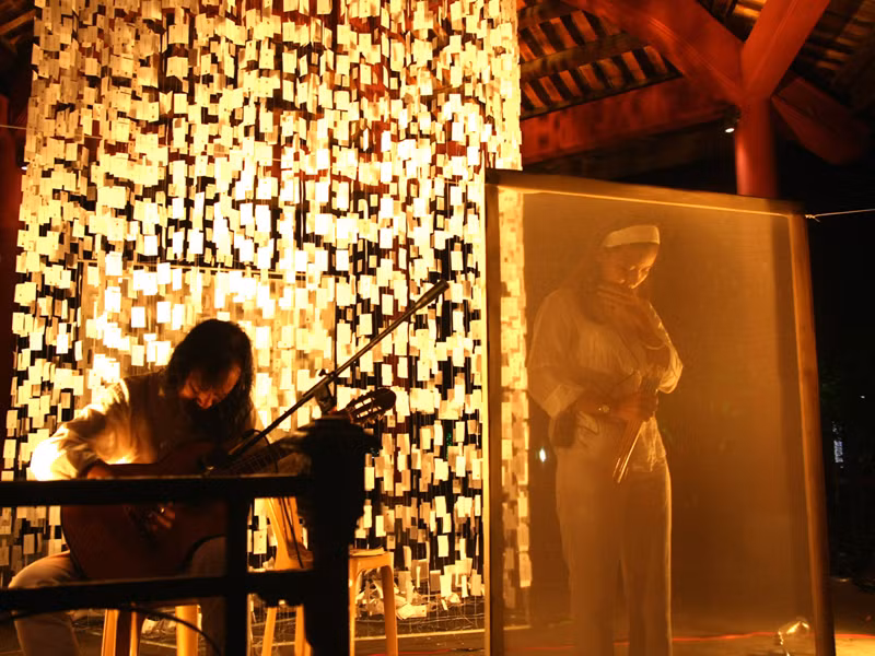 Nhà thơ Chiêu Anh Nguyễn trình diễn thơ trên sân khấu, đệm đàn: nghệ sĩ MPK Phước Khùng. Ảnh: Trần Đỗ Nghĩa