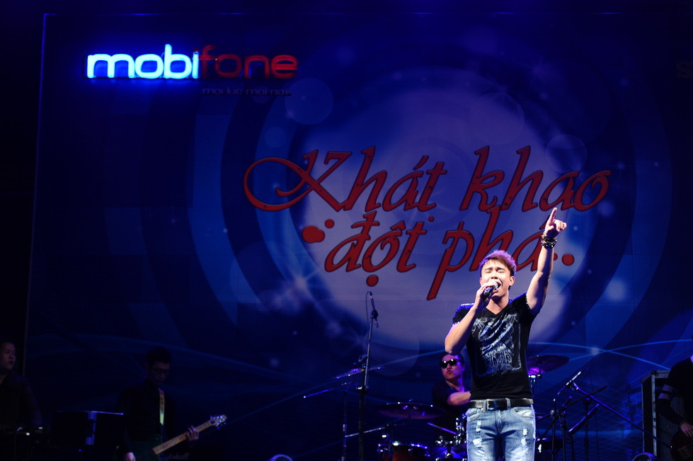 Đông Hùng – chàng ca sĩ Sao Mai điểm hẹn cũng góp mặt với những ca khúc sôi động, máu lửa như It’s my life, Tìm lạ