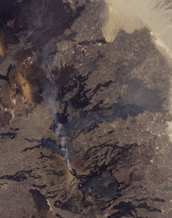 Rợn người hình ảnh núi lửa mở toang 'cánh cổng dẫn tới địa ngục' ảnh 1