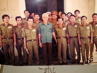  Lực lượng SBC chụp ảnh với ông Mai Chí Thọ, Giám đốc CA.TPHCM lúc bấy giờ