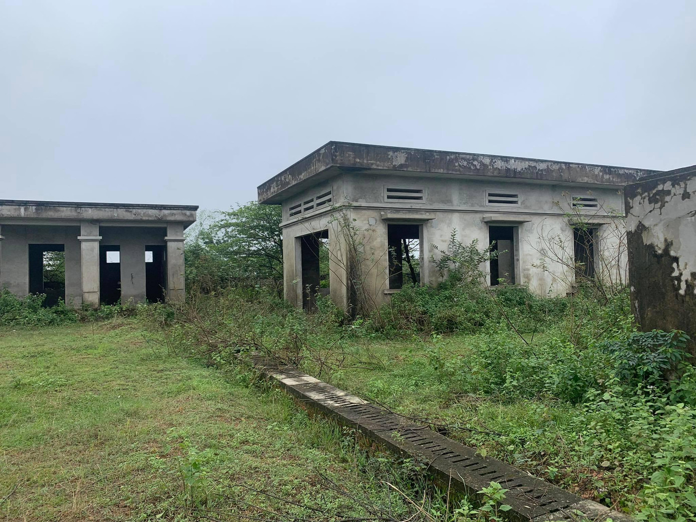 Các hạng mục công trình hệ thống cấp nước xã Hải Chánh, huyện Hải Lăng được xây dựng dang dở rồi bỏ hoang nhiều năm Các hạng mục công trình hệ thống cấp nước xã Hải Chánh, huyện Hải Lăng được xây dựng dang dở rồi bỏ hoang nhiều năm