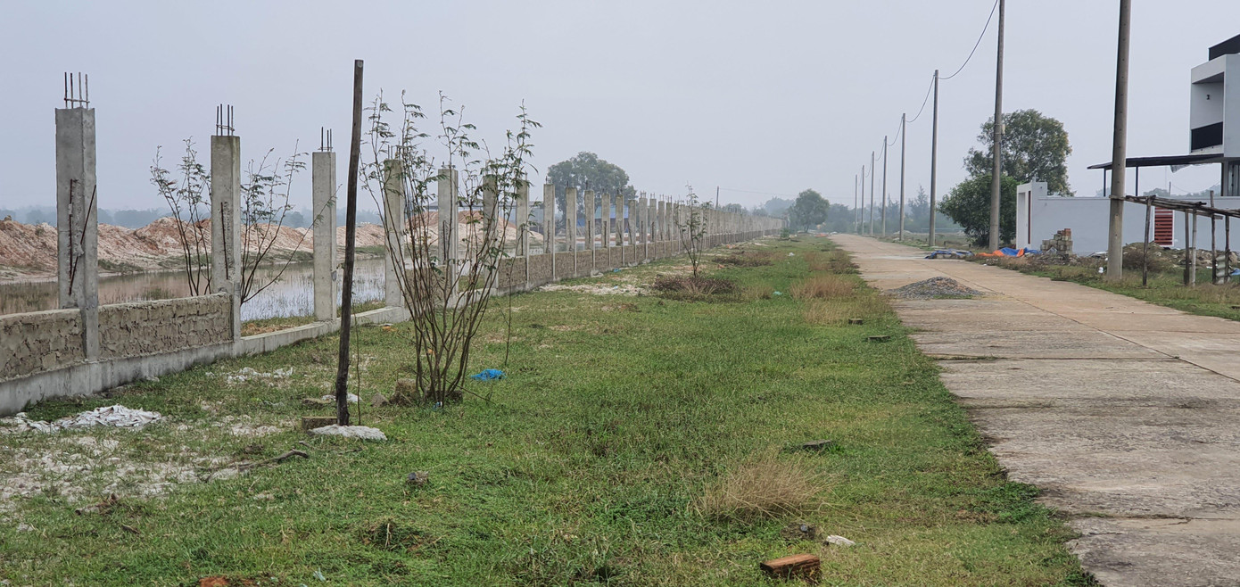 Những mảng tường rào được xây dựng dang dở