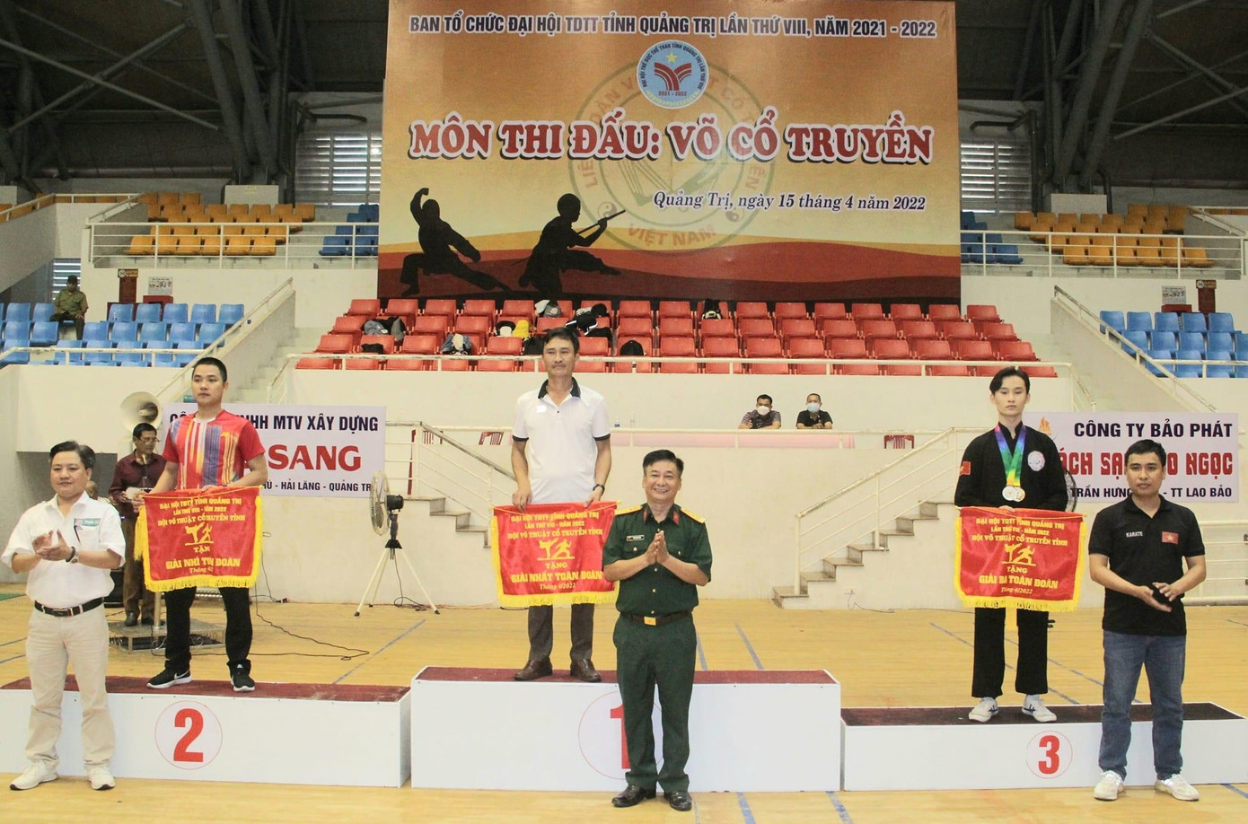 Đại diện Hội Võ cổ truyền tỉnh Quảng Trị trao cờ cho các đơn vị đạt thứ hạng Nhất, Nhì, Ba toàn đoàn. Đại diện Hội Võ cổ truyền tỉnh Quảng Trị trao cờ cho các đơn vị đạt thứ hạng Nhất, Nhì, Ba toàn đoàn.