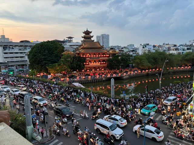 Lượng phương tiện bắt đầu ùn ứ từ gần 18 giờ. Ảnh: Quỳnh Trâm