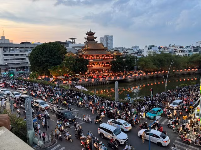 Lượng phương tiện bắt đầu ùn ứ từ gần 18 giờ. Ảnh: Quỳnh Trâm