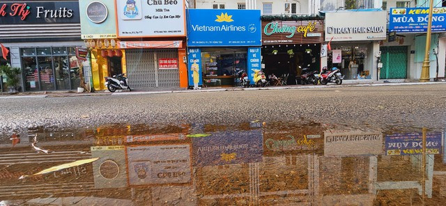 Cơn mưa không lớn nhưng phần nào giảm bớt nhiệt cho Vũng Tàu