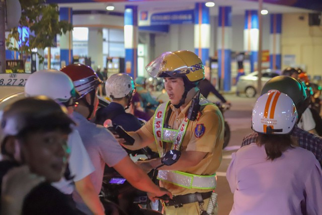 CSGT đo nồng độ cồn ngẫu nhiên CSGT đo nồng độ cồn ngẫu nhiên