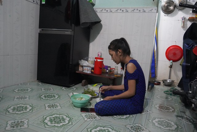 Thời tiết nóng bức, phòng trọ thì bức bí, nhiều gia đình công nhân phải sử dụng quạt máy hoặc máy lạnh khiến tiền điện tăng cao