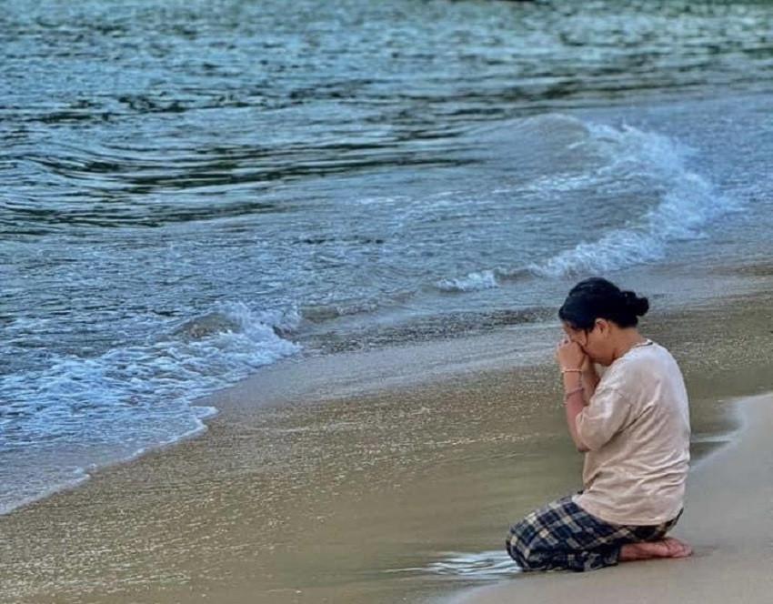 Người mẹ khóc bên bãi biển, mong chờ phép màu đến với con trai đang bị mất tích. Ảnh: Đội xe 0 đồng tỉnh Thừa Thiên Huế